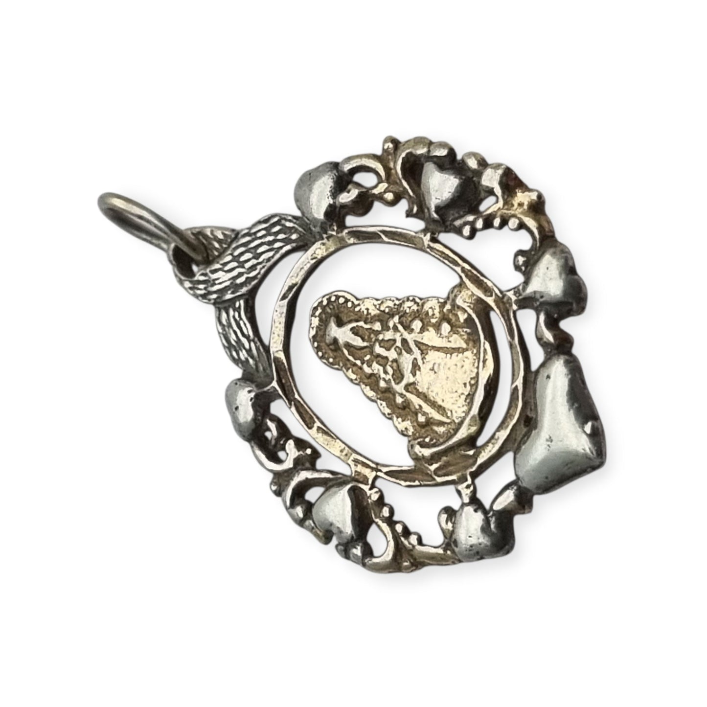 Colgante religioso de la Virgen del Rocío en plata de ley, diseño calado con corazones