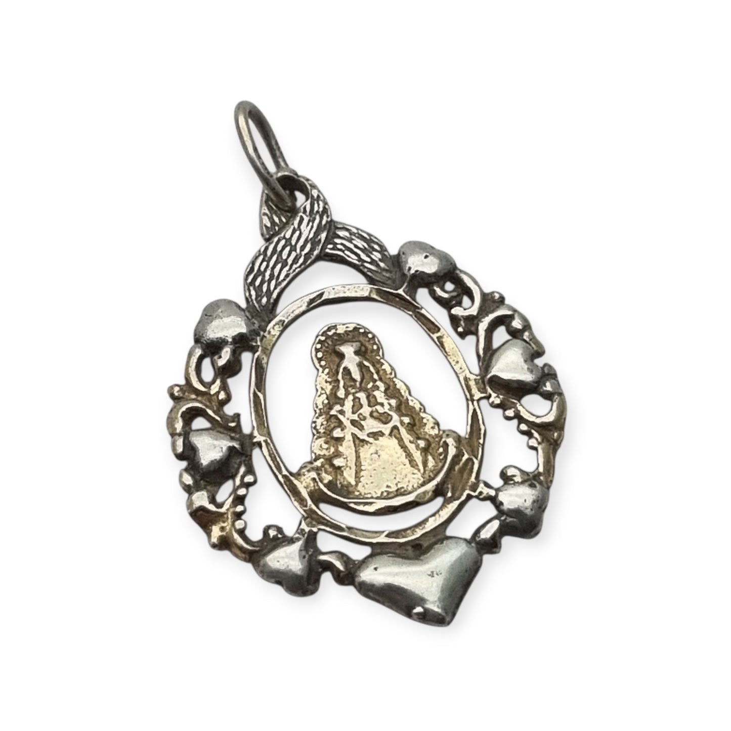 Colgante religioso de la Virgen del Rocío en plata de ley, diseño calado con corazones