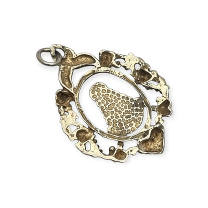 Colgante religioso de la Virgen del Rocío en plata de ley, diseño calado con corazones