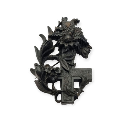 Broche de luto victoriano en vulcanita, cruz con hiedra y flores, Inglaterra, circa 1880-1900