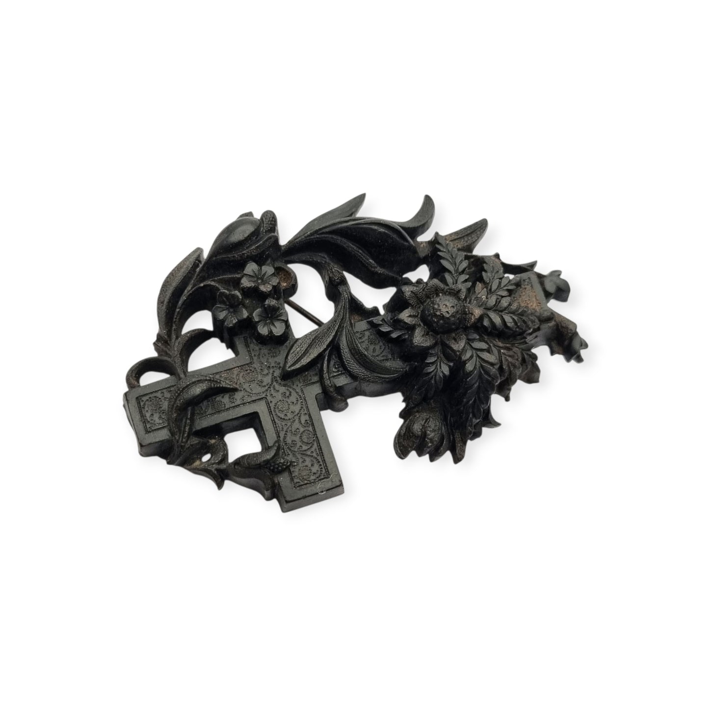 Broche de luto victoriano en vulcanita, cruz con hiedra y flores, Inglaterra, circa 1880-1900