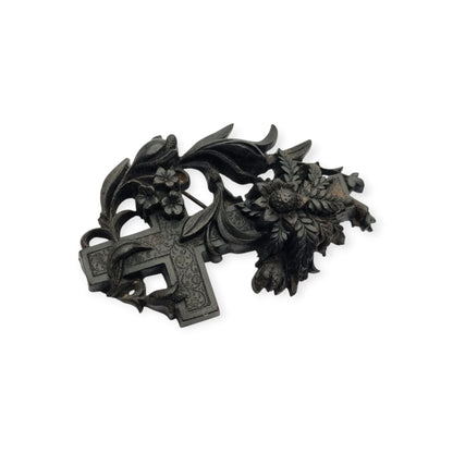 Broche de luto victoriano en vulcanita, cruz con hiedra y flores, Inglaterra, circa 1880-1900