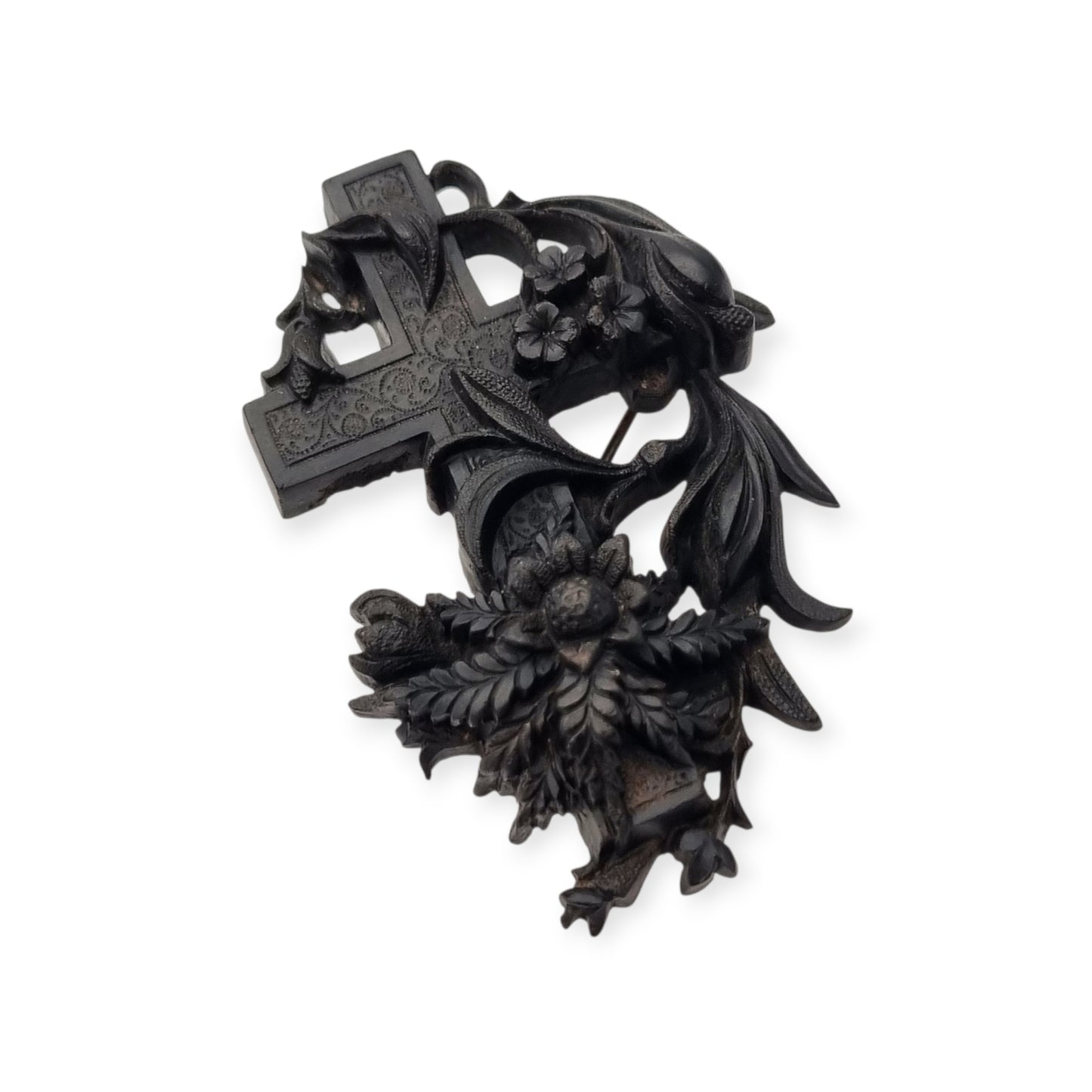 Broche de luto victoriano en vulcanita, cruz con hiedra y flores, Inglaterra, circa 1880-1900