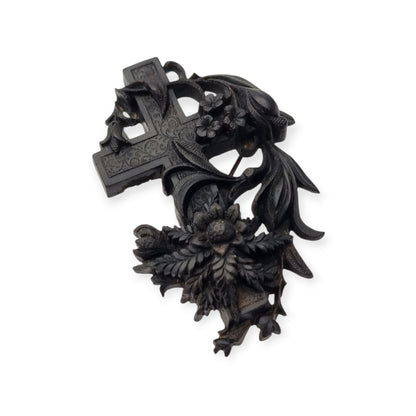 Broche de luto victoriano en vulcanita, cruz con hiedra y flores, Inglaterra, circa 1880-1900