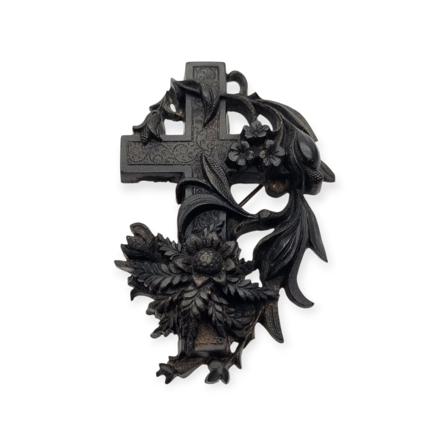 Broche de luto victoriano en vulcanita, cruz con hiedra y flores, Inglaterra, circa 1880-1900