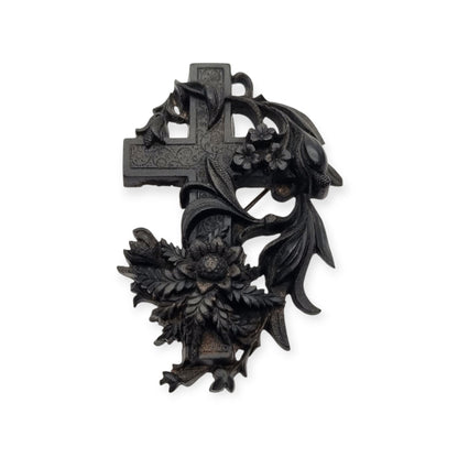 Broche de luto victoriano en vulcanita, cruz con hiedra y flores, Inglaterra, circa 1880-1900