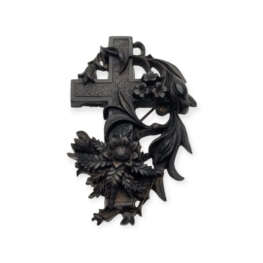 Broche de luto victoriano en vulcanita, cruz con hiedra y flores, Inglaterra, circa 1880-1900