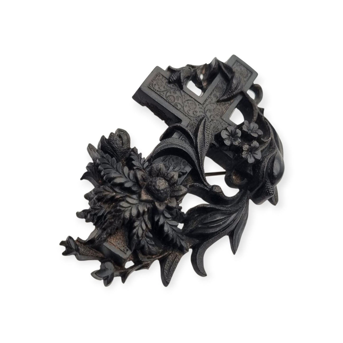 Broche de luto victoriano en vulcanita, cruz con hiedra y flores, Inglaterra, circa 1880-1900