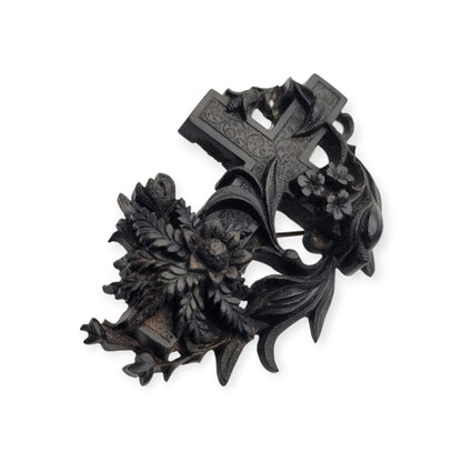 Broche de luto victoriano en vulcanita, cruz con hiedra y flores, Inglaterra, circa 1880-1900
