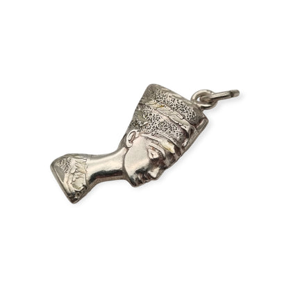 Colgante vintage de Nefertiti en plata, inspiración egipcia, siglo XX