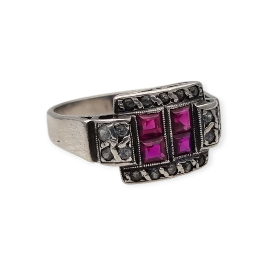 Anillo Art Déco francés de plata con rubí y pedrería blanca, circa 1930.