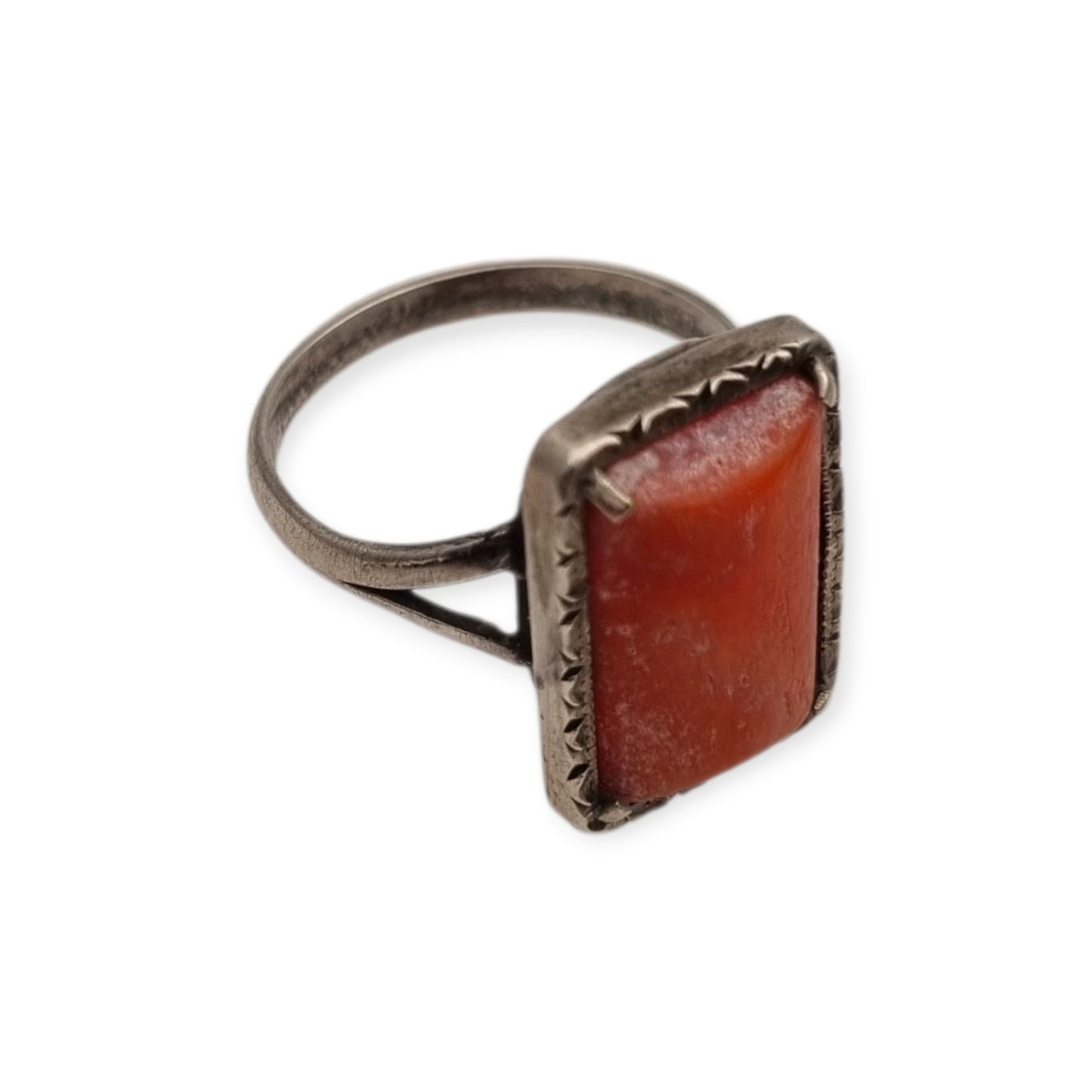 Art Deco ring, 800 silver Italy and natural coral, circa 1950-1960, geometric design