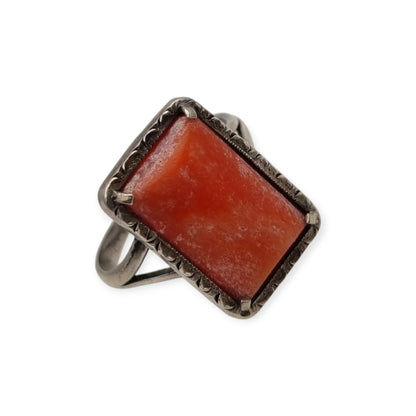 Art Deco ring, 800 silver Italy and natural coral, circa 1950-1960, geometric design