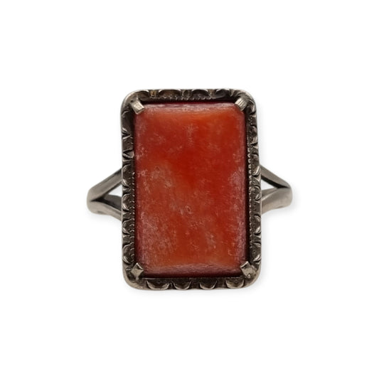 Art Deco ring, 800 silver Italy and natural coral, circa 1950-1960, geometric design
