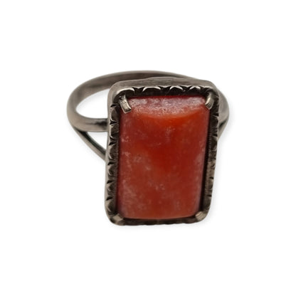 Art Deco ring, 800 silver Italy and natural coral, circa 1950-1960, geometric design