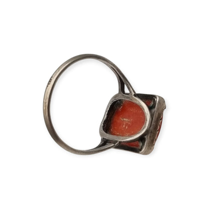 Art Deco ring, 800 silver Italy and natural coral, circa 1950-1960, geometric design