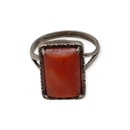 Art Deco ring, 800 silver Italy and natural coral, circa 1950-1960, geometric design