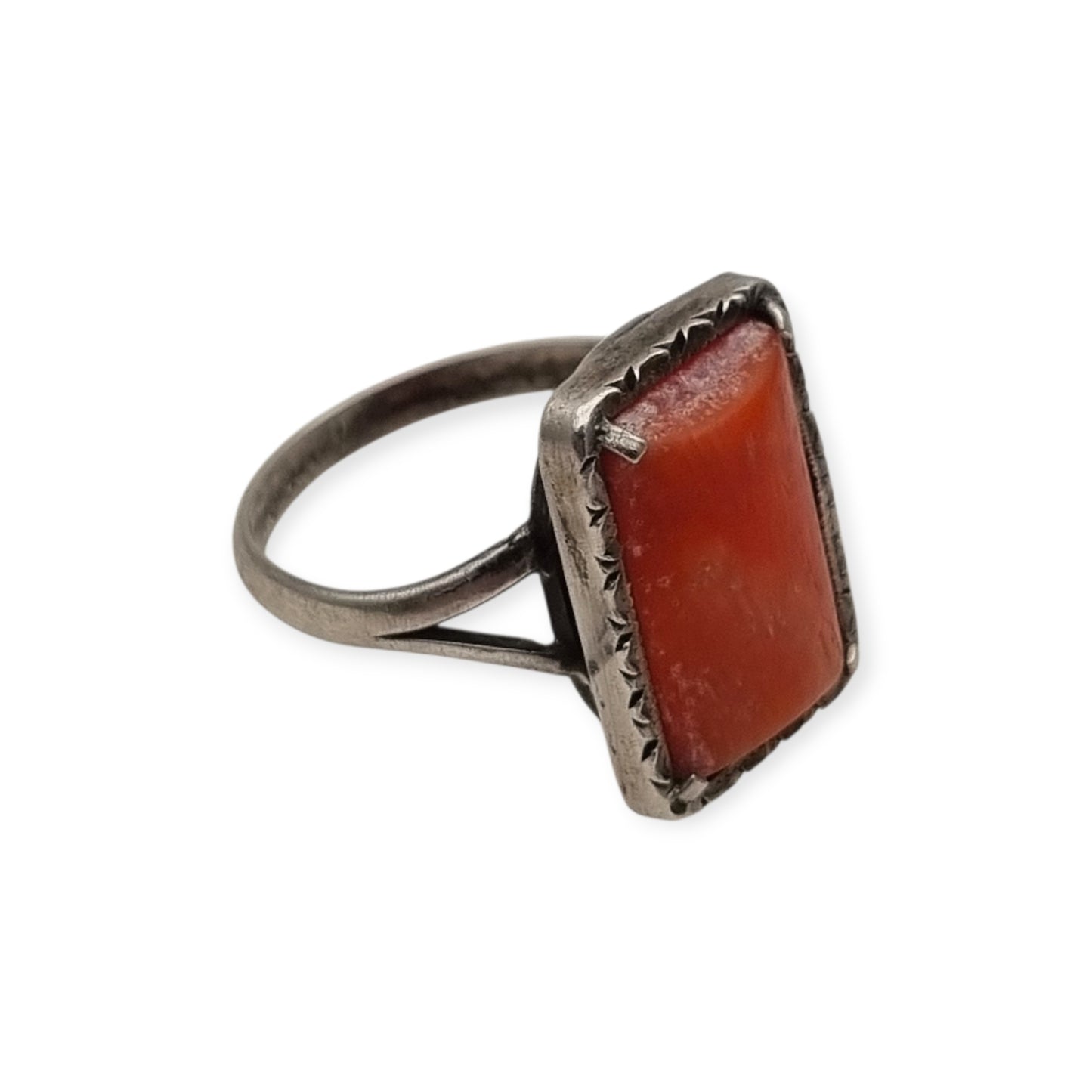 Art Deco ring, 800 silver Italy and natural coral, circa 1950-1960, geometric design