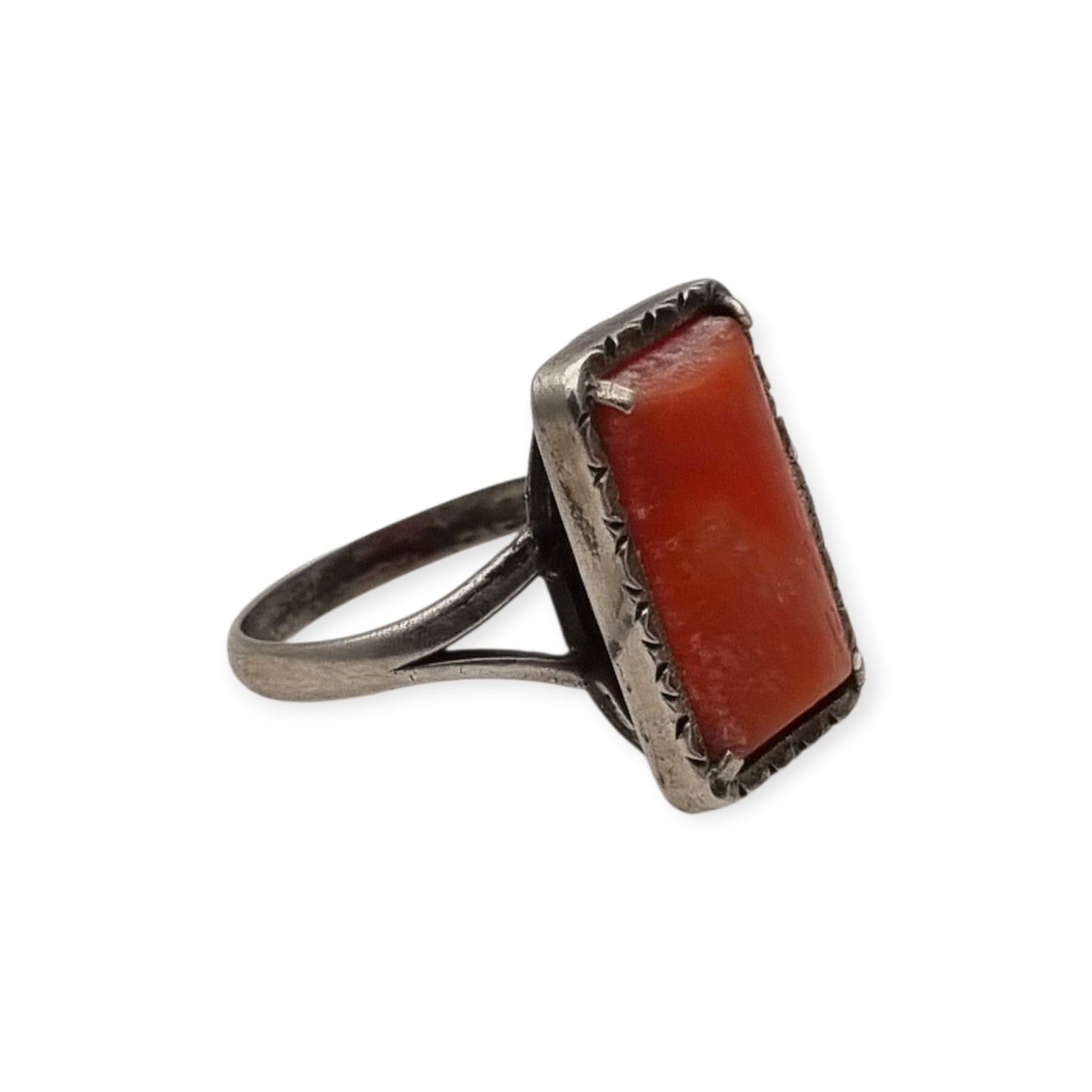 Art Deco ring, 800 silver Italy and natural coral, circa 1950-1960, geometric design