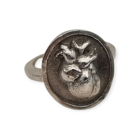 Anillo artesanal brutalista de plata, corazón anatómico en relieve, circa 1970-80