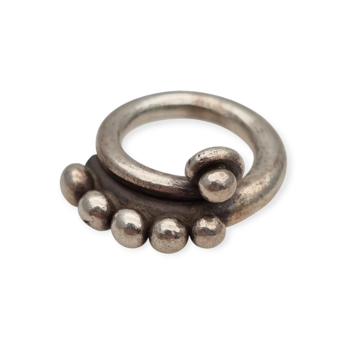 Anillo étnico africano de plata artesanal, diseño espiral con esferas, años 60-70