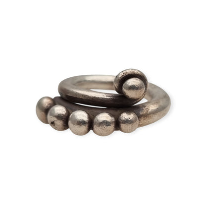 Anillo étnico africano de plata artesanal, diseño espiral con esferas, años 60-70