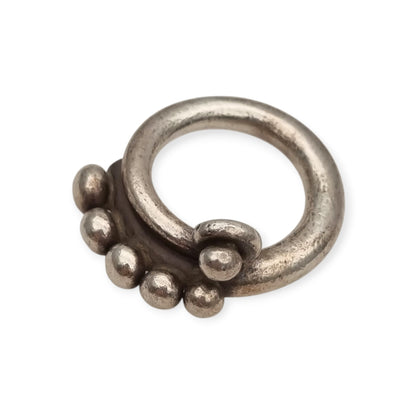 Anillo étnico africano de plata artesanal, diseño espiral con esferas, años 60-70