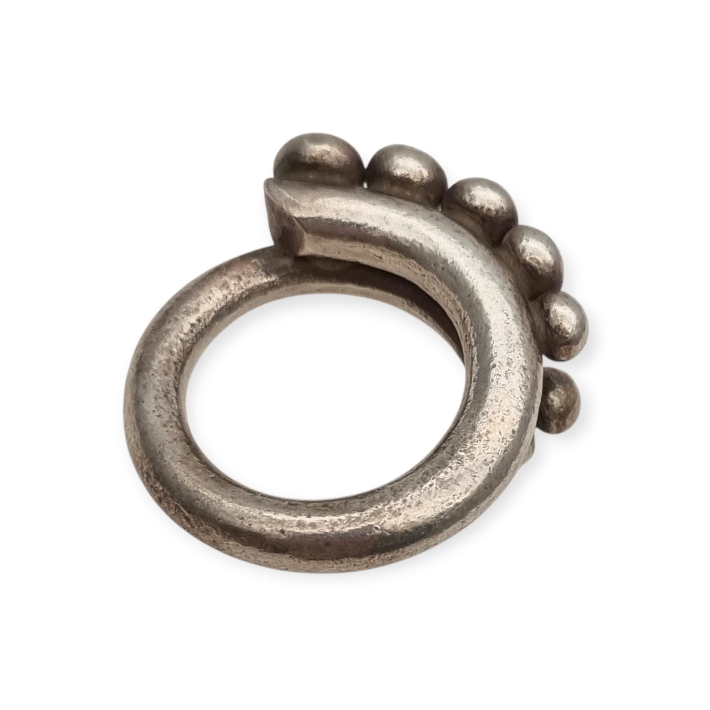 Anillo étnico africano de plata artesanal, diseño espiral con esferas, años 60-70