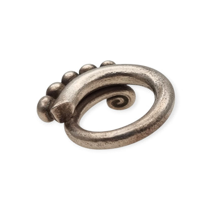 Anillo étnico africano de plata artesanal, diseño espiral con esferas, años 60-70