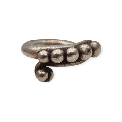 Anillo étnico africano de plata artesanal, diseño espiral con esferas, años 60-70