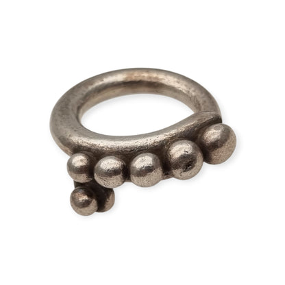 Anillo étnico africano de plata artesanal, diseño espiral con esferas, años 60-70