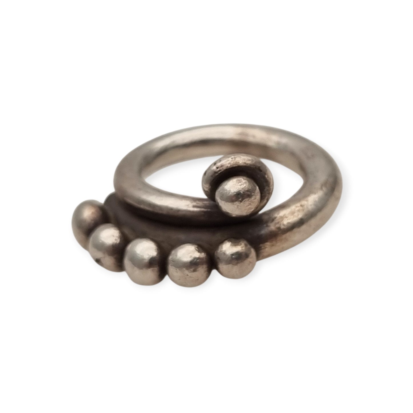 Anillo étnico africano de plata artesanal, diseño espiral con esferas, años 60-70