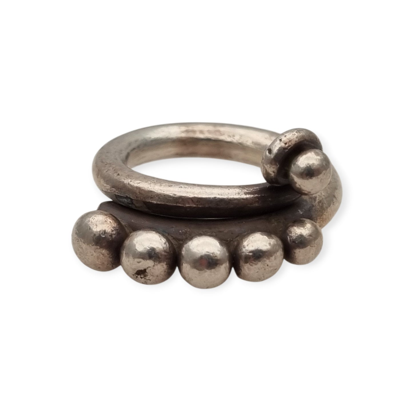 Anillo étnico africano de plata artesanal, diseño espiral con esferas, años 60-70