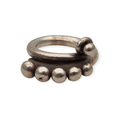 Anillo étnico africano de plata artesanal, diseño espiral con esferas, años 60-70