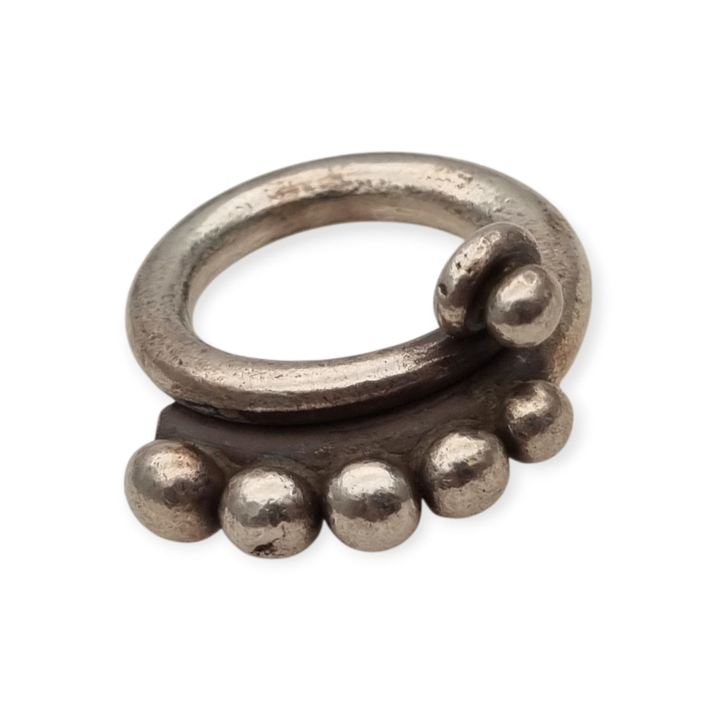 Anillo étnico africano de plata artesanal, diseño espiral con esferas, años 60-70