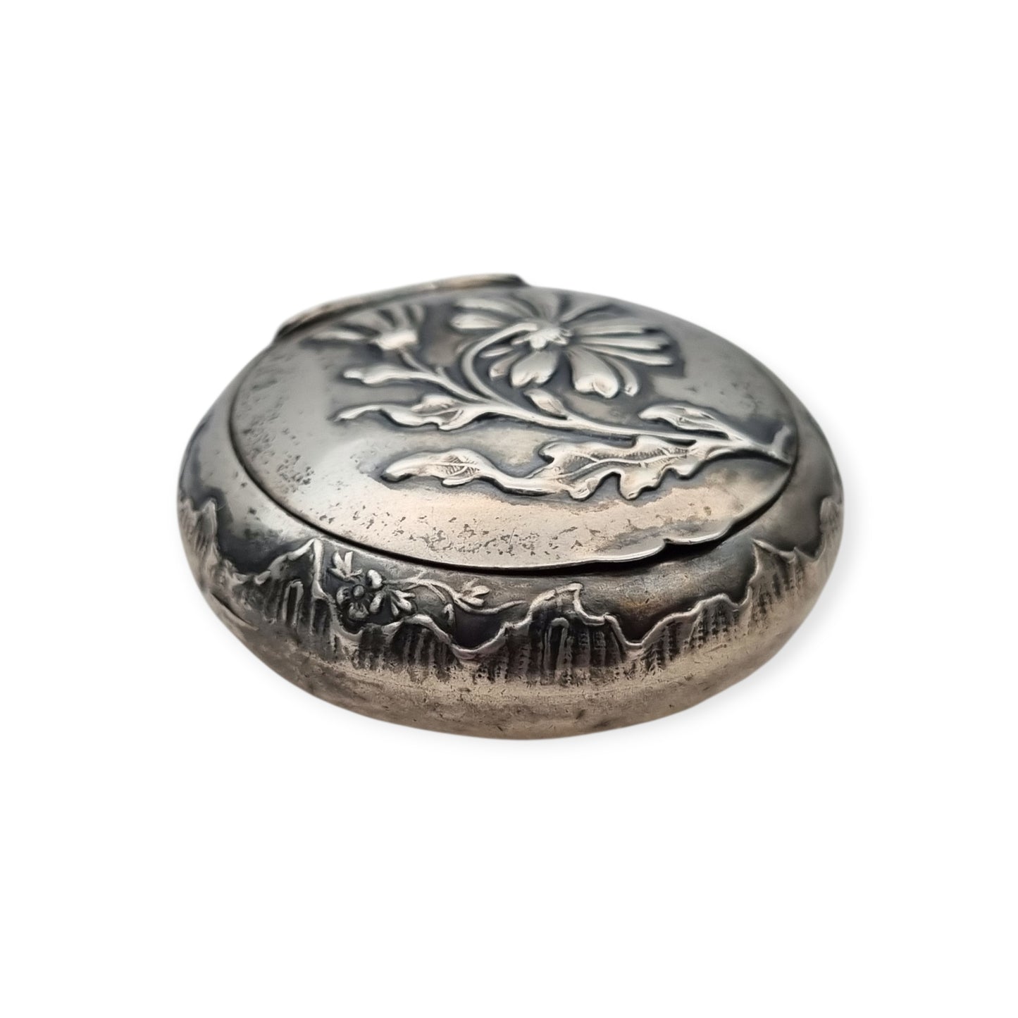 Caja antigua de plata con relieve floral y decoración vegetal europea, 1930-1940
