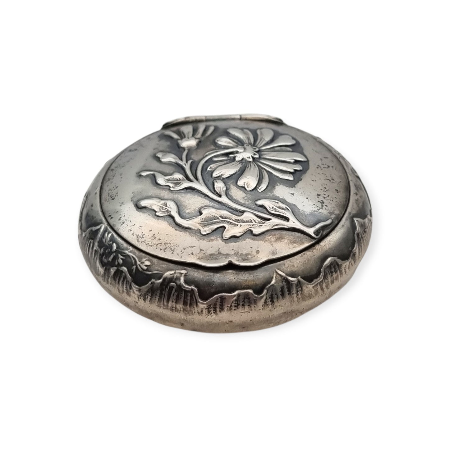 Caja antigua de plata con relieve floral y decoración vegetal europea, 1930-1940