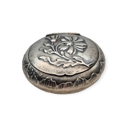Caja antigua de plata con relieve floral y decoración vegetal europea, 1930-1940