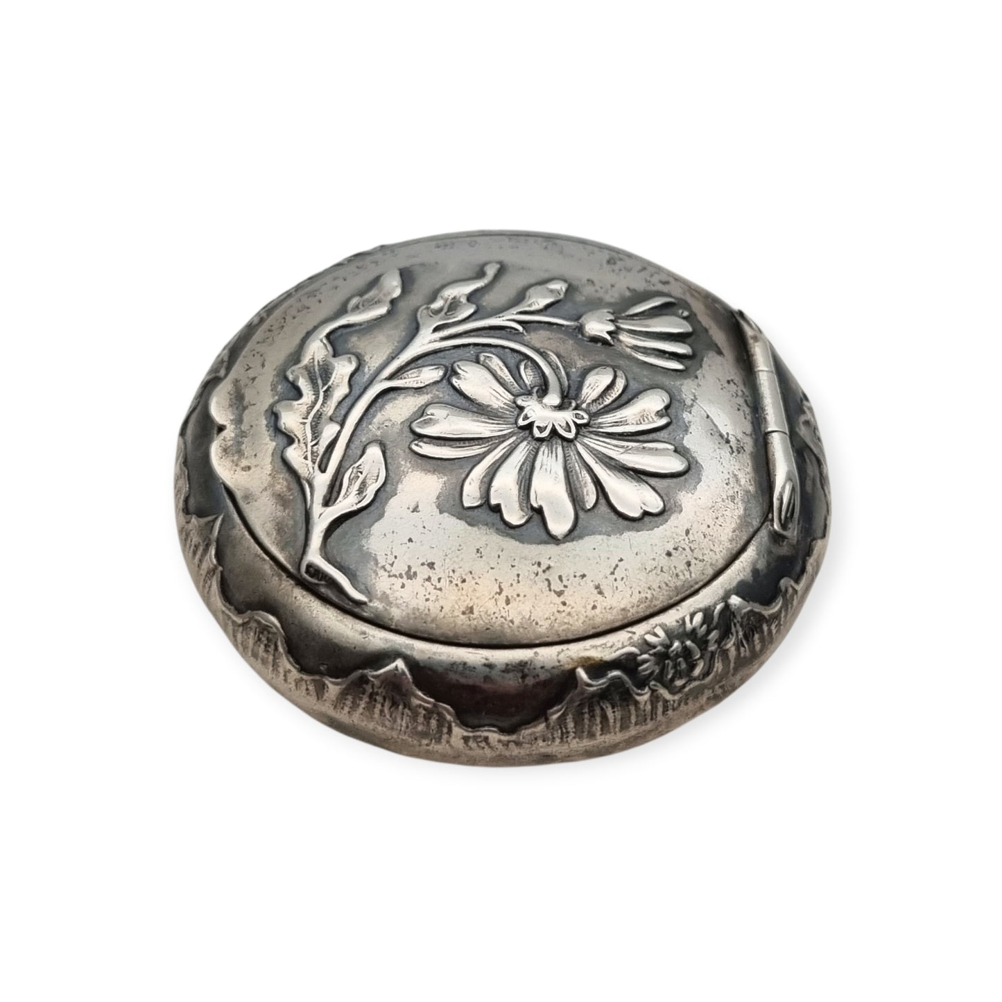 Caja antigua de plata con relieve floral y decoración vegetal europea, 1930-1940