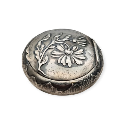 Caja antigua de plata con relieve floral y decoración vegetal europea, 1930-1940