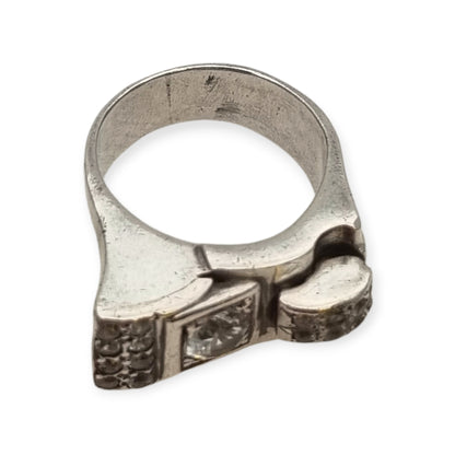Anillo Art Déco de plata y pedrería blanca, diseño geométrico asimétrico, Francia circa 1940