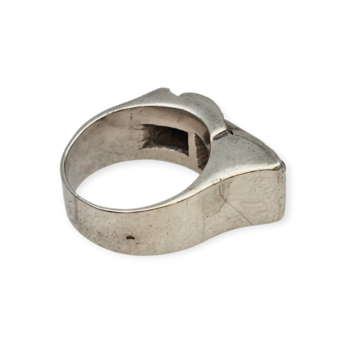 Anillo Art Déco de plata y pedrería blanca, diseño geométrico asimétrico, Francia circa 1940