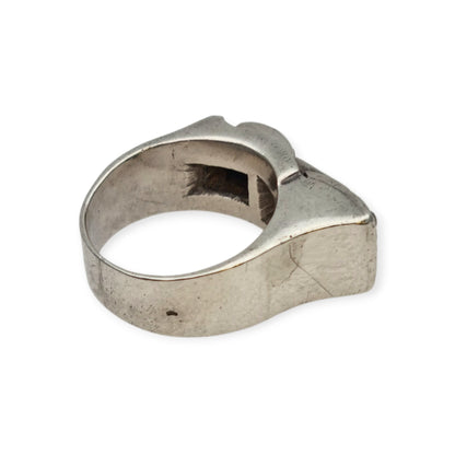 Anillo Art Déco de plata y pedrería blanca, diseño geométrico asimétrico, Francia circa 1940