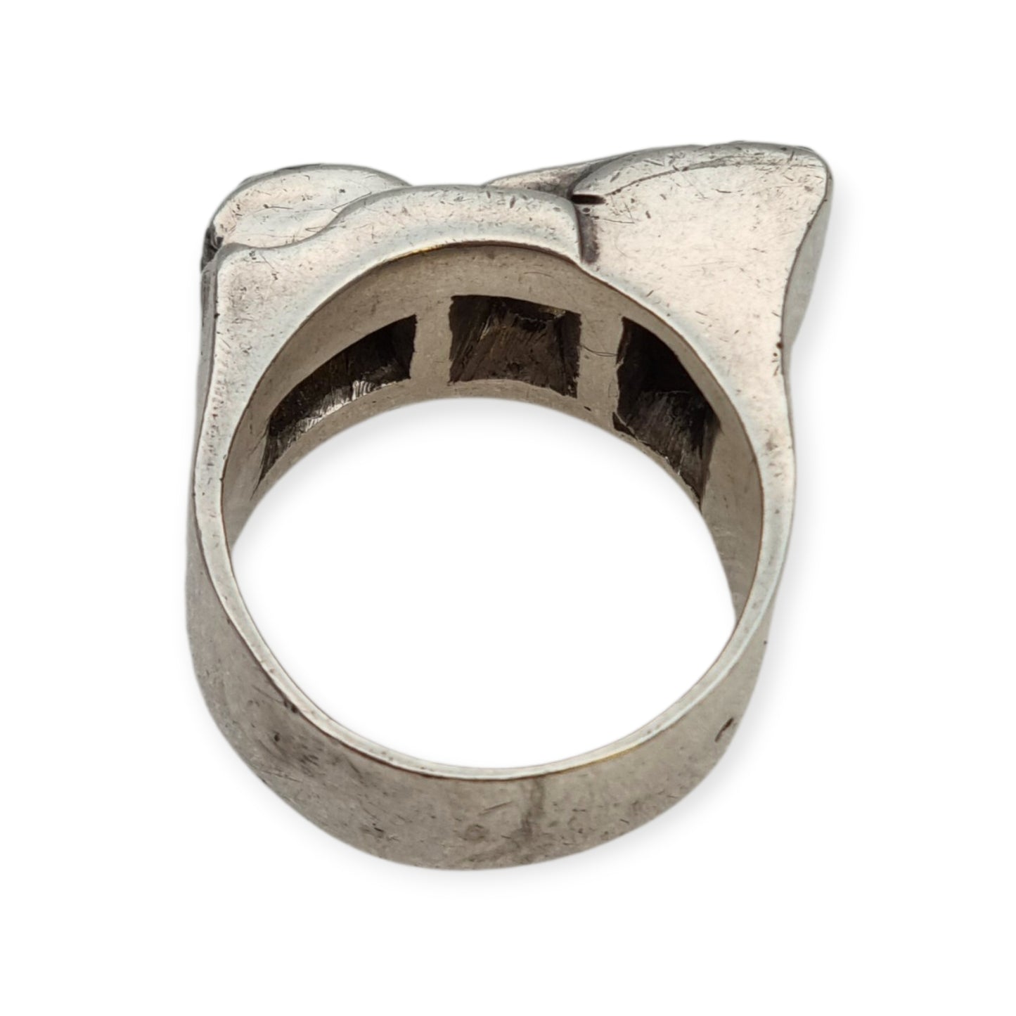 Anillo Art Déco de plata y pedrería blanca, diseño geométrico asimétrico, Francia circa 1940