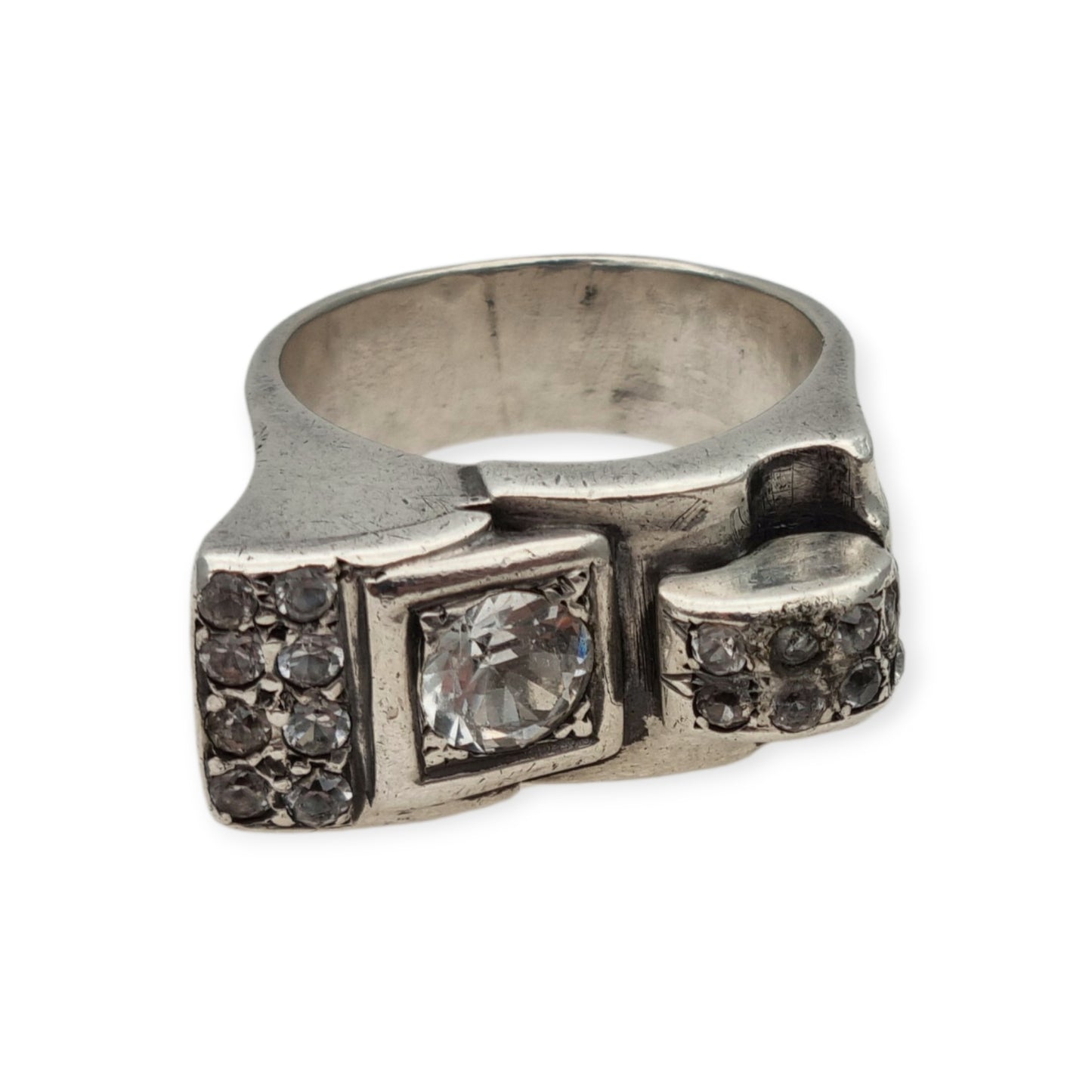 Anillo Art Déco de plata y pedrería blanca, diseño geométrico asimétrico, Francia circa 1940