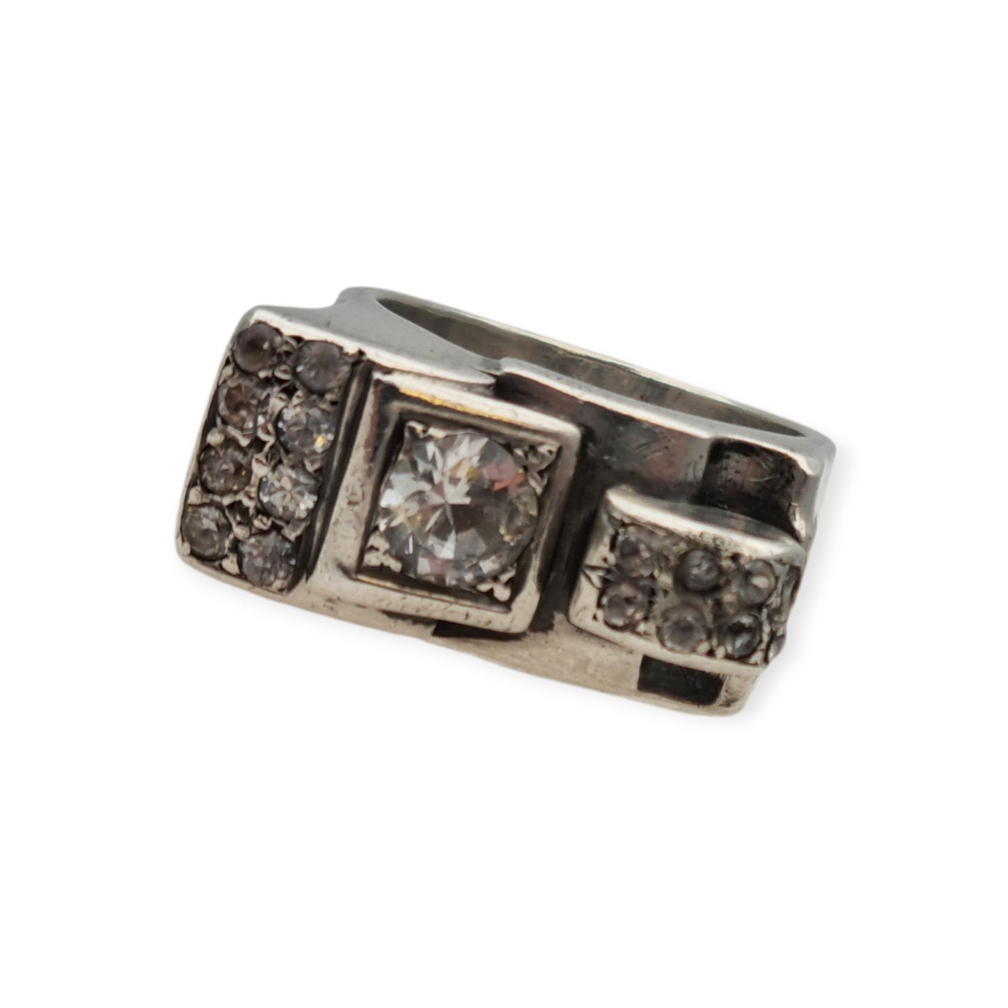 Anillo Art Déco de plata y pedrería blanca, diseño geométrico asimétrico, Francia circa 1940