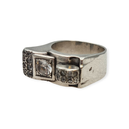 Anillo Art Déco de plata y pedrería blanca, diseño geométrico asimétrico, Francia circa 1940