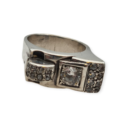 Anillo Art Déco de plata y pedrería blanca, diseño geométrico asimétrico, Francia circa 1940
