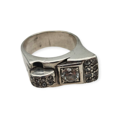 Anillo Art Déco de plata y pedrería blanca, diseño geométrico asimétrico, Francia circa 1940