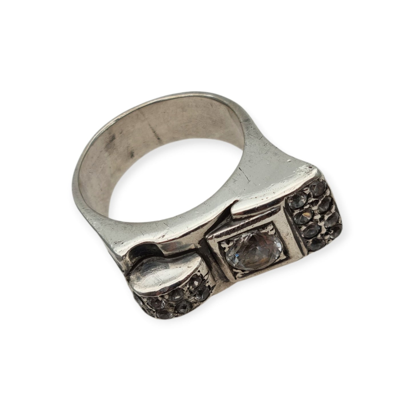 Anillo Art Déco de plata y pedrería blanca, diseño geométrico asimétrico, Francia circa 1940